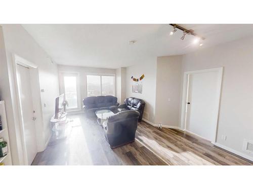 608-210 15 Avenue Se, Calgary, AB - Indoor Photo Showing Other Room