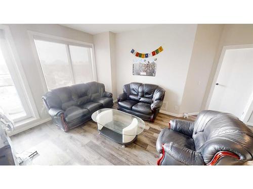 608-210 15 Avenue Se, Calgary, AB - Indoor Photo Showing Living Room