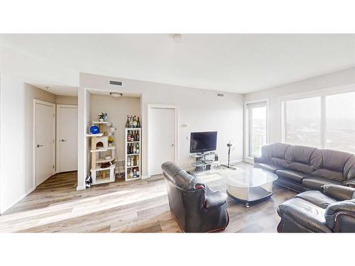 608-210 15 Avenue Se, Calgary, AB - Indoor Photo Showing Living Room