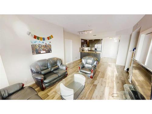 608-210 15 Avenue Se, Calgary, AB - Indoor Photo Showing Living Room