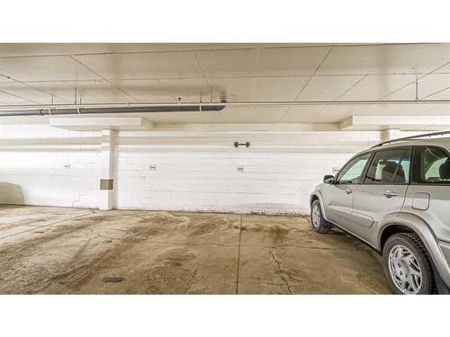 608-210 15 Avenue Se, Calgary, AB - Indoor Photo Showing Garage