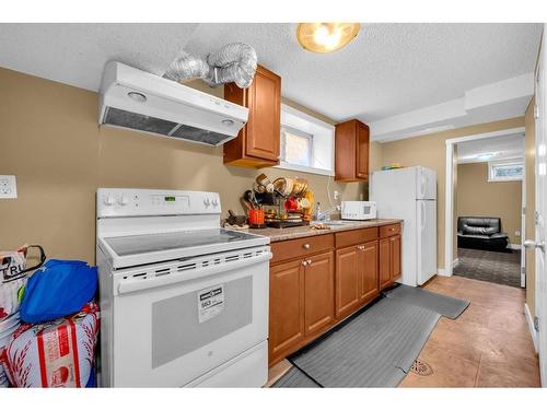 63 Whitnel Close Ne, Calgary, AB - Indoor Photo Showing Kitchen