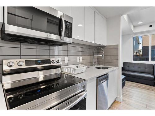 211-10060 46 Street Ne, Calgary, AB - Indoor Photo Showing Kitchen With Stainless Steel Kitchen With Upgraded Kitchen