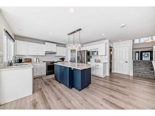 33 Royal Crest Terrace Nw, Calgary, AB - Indoor Photo Showing Kitchen With Upgraded Kitchen