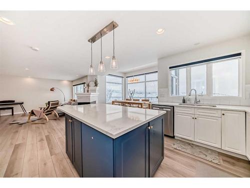 33 Royal Crest Terrace Nw, Calgary, AB - Indoor Photo Showing Kitchen With Upgraded Kitchen