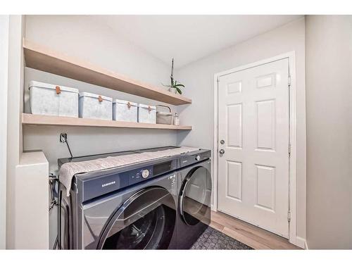 33 Royal Crest Terrace Nw, Calgary, AB - Indoor Photo Showing Laundry Room