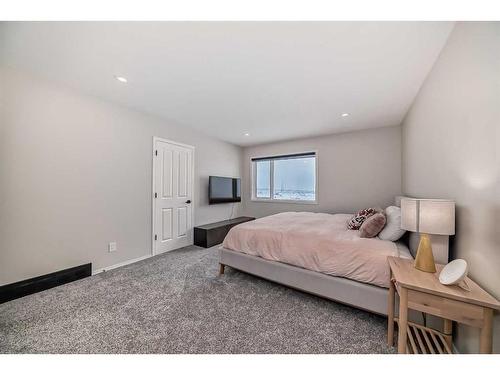 33 Royal Crest Terrace Nw, Calgary, AB - Indoor Photo Showing Bedroom