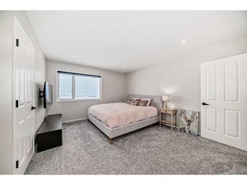 33 Royal Crest Terrace Nw, Calgary, AB - Indoor Photo Showing Bedroom