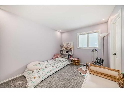 33 Royal Crest Terrace Nw, Calgary, AB - Indoor Photo Showing Bedroom