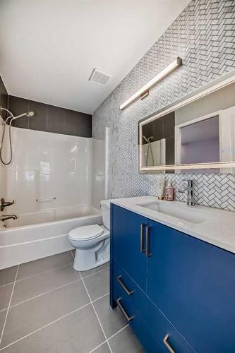 33 Royal Crest Terrace Nw, Calgary, AB - Indoor Photo Showing Bathroom