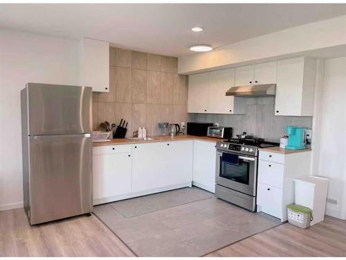 33 Royal Crest Terrace Nw, Calgary, AB - Indoor Photo Showing Kitchen