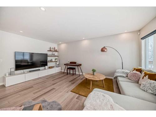 33 Royal Crest Terrace Nw, Calgary, AB - Indoor Photo Showing Living Room