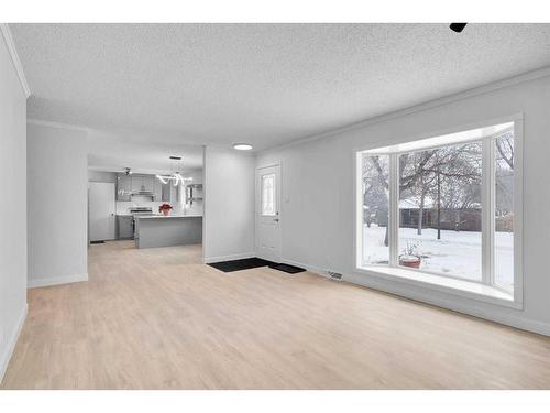 2033 Cottonwood Crescent Se, Calgary, AB - Indoor