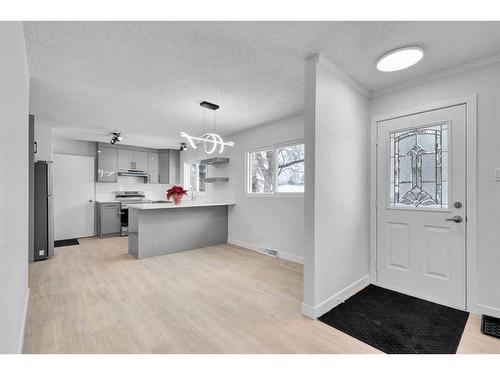 2033 Cottonwood Crescent Se, Calgary, AB - Indoor Photo Showing Other Room