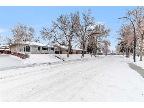 2033 Cottonwood Crescent Se, Calgary, AB - Outdoor