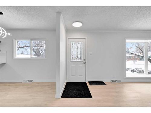 2033 Cottonwood Crescent Se, Calgary, AB - Indoor Photo Showing Other Room