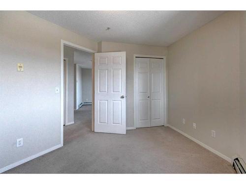 2317-8 Bridlecrest Drive Sw, Calgary, AB - Indoor Photo Showing Other Room