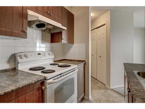 2317-8 Bridlecrest Drive Sw, Calgary, AB - Indoor Photo Showing Kitchen