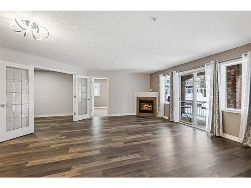 122-1808 36 Avenue Sw, Calgary, AB - Indoor Photo Showing Living Room With Fireplace