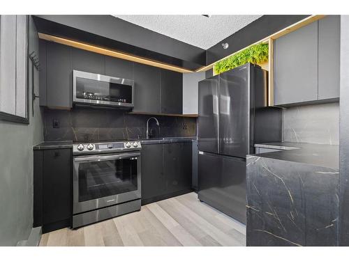 406-128 2 Ave Se, Calgary, AB - Indoor Photo Showing Kitchen