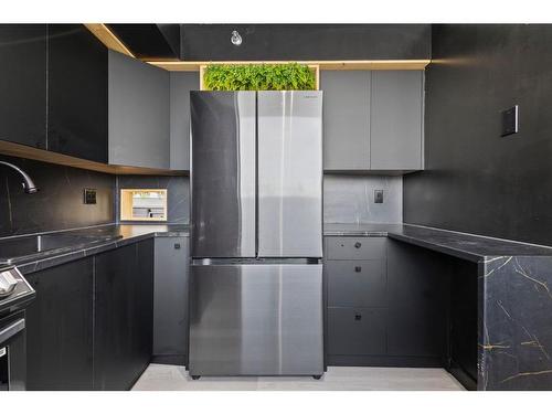 406-128 2 Ave Se, Calgary, AB - Indoor Photo Showing Kitchen