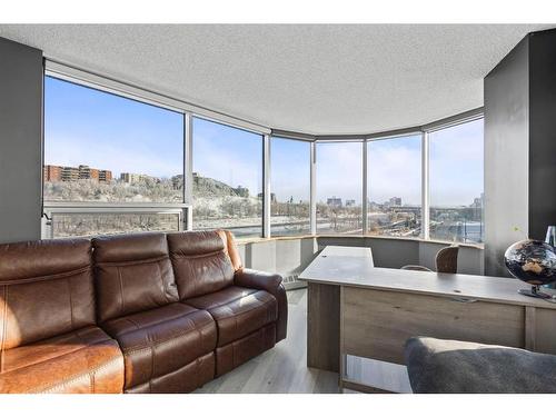 406-128 2 Ave Se, Calgary, AB - Indoor Photo Showing Living Room