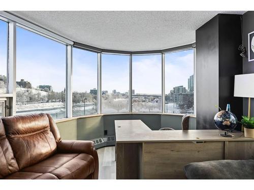 406-128 2 Ave Se, Calgary, AB - Indoor Photo Showing Living Room