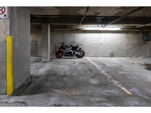 406-128 2 Ave Se, Calgary, AB - Indoor Photo Showing Garage