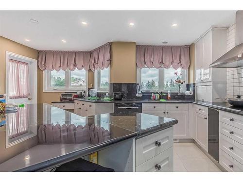 852 Shawnee Drive Sw, Calgary, AB - Indoor Photo Showing Kitchen