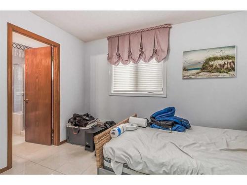 852 Shawnee Drive Sw, Calgary, AB - Indoor Photo Showing Bedroom