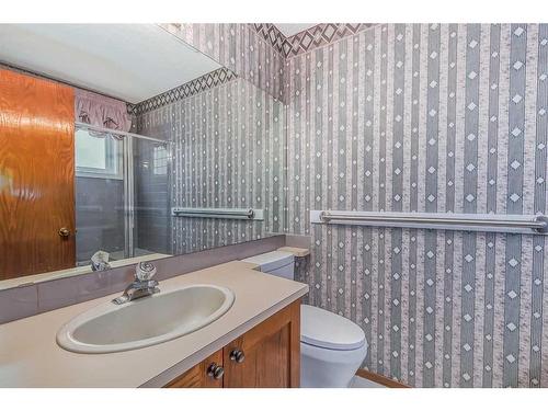 852 Shawnee Drive Sw, Calgary, AB - Indoor Photo Showing Bathroom