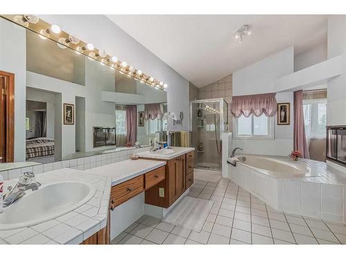 852 Shawnee Drive Sw, Calgary, AB - Indoor Photo Showing Bathroom