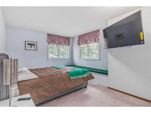 852 Shawnee Drive Sw, Calgary, AB - Indoor Photo Showing Bedroom