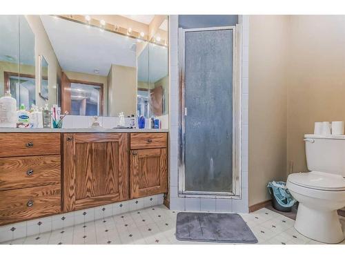 852 Shawnee Drive Sw, Calgary, AB - Indoor Photo Showing Bathroom