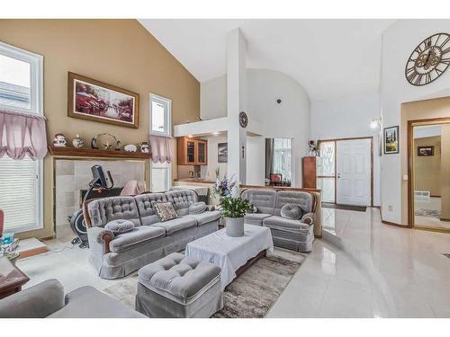 852 Shawnee Drive Sw, Calgary, AB - Indoor Photo Showing Living Room