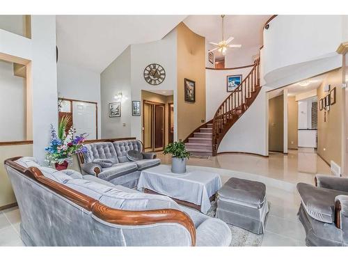 852 Shawnee Drive Sw, Calgary, AB - Indoor Photo Showing Living Room