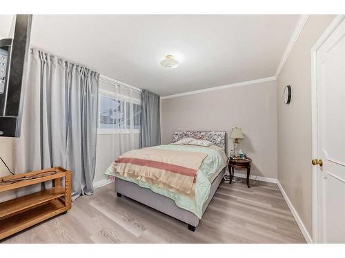 610 69 Avenue Sw, Calgary, AB - Indoor Photo Showing Bedroom