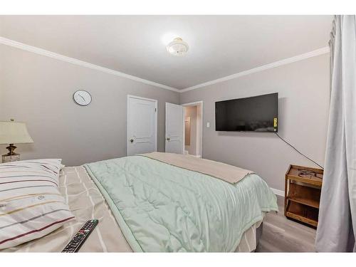 610 69 Avenue Sw, Calgary, AB - Indoor Photo Showing Bedroom