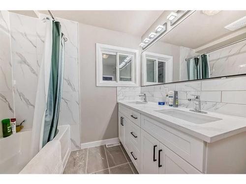 610 69 Avenue Sw, Calgary, AB - Indoor Photo Showing Bathroom