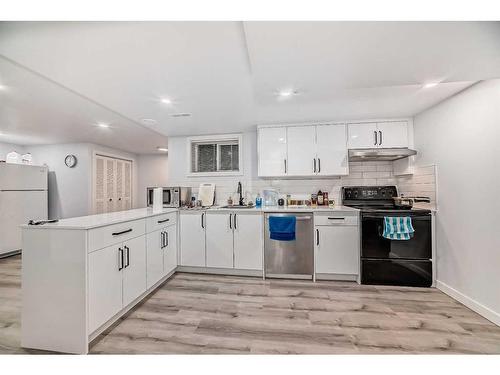 610 69 Avenue Sw, Calgary, AB - Indoor Photo Showing Kitchen