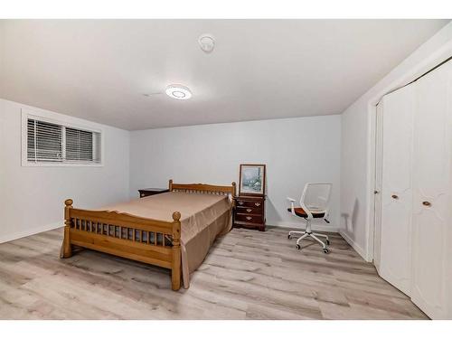 610 69 Avenue Sw, Calgary, AB - Indoor Photo Showing Bedroom