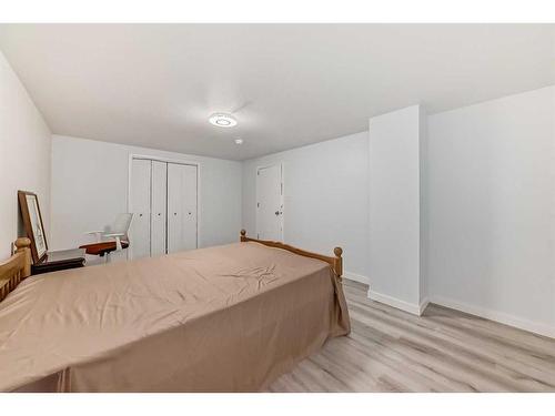 610 69 Avenue Sw, Calgary, AB - Indoor Photo Showing Bedroom