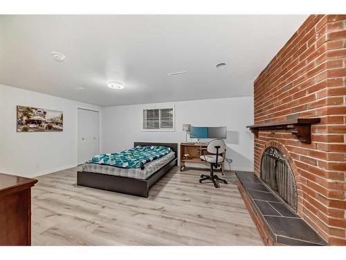 610 69 Avenue Sw, Calgary, AB - Indoor Photo Showing Bedroom