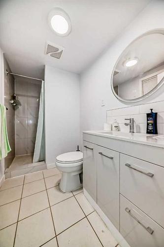 610 69 Avenue Sw, Calgary, AB - Indoor Photo Showing Bathroom