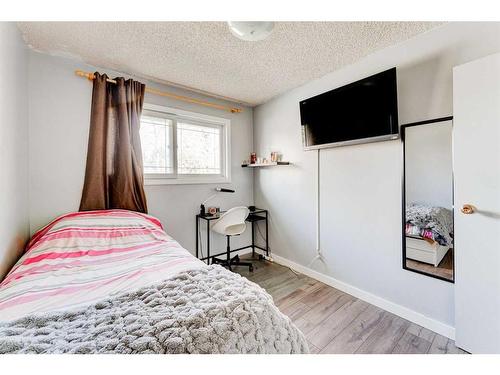 11140 Braeside Drive Sw, Calgary, AB - Indoor Photo Showing Bedroom