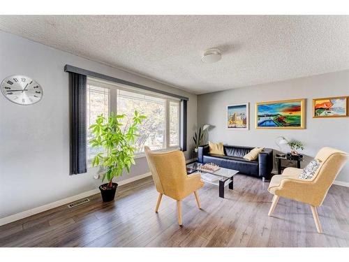 11140 Braeside Drive Sw, Calgary, AB - Indoor Photo Showing Living Room