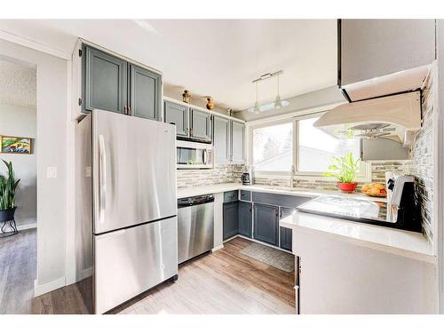 11140 Braeside Drive Sw, Calgary, AB - Indoor Photo Showing Kitchen