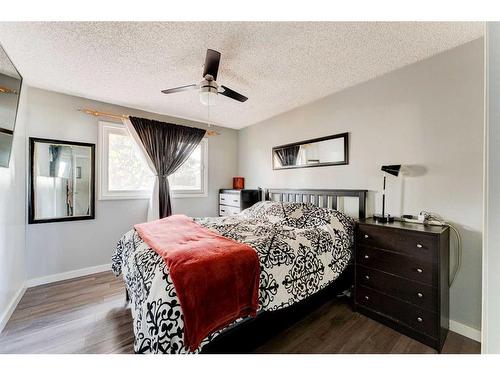 11140 Braeside Drive Sw, Calgary, AB - Indoor Photo Showing Bedroom