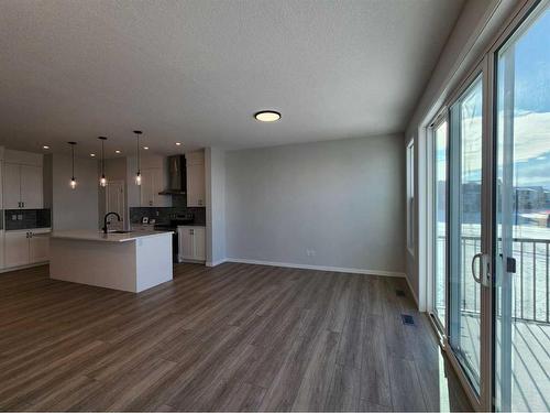 193 Lucas Place Nw, Calgary, AB - Indoor Photo Showing Kitchen