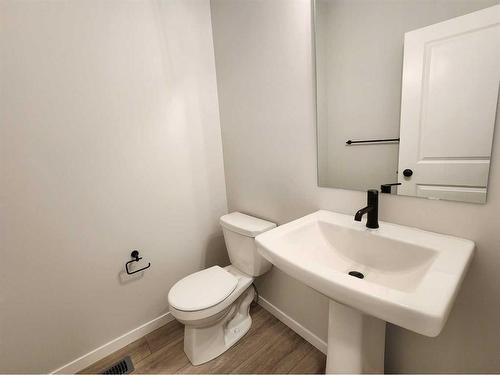 193 Lucas Place Nw, Calgary, AB - Indoor Photo Showing Bathroom